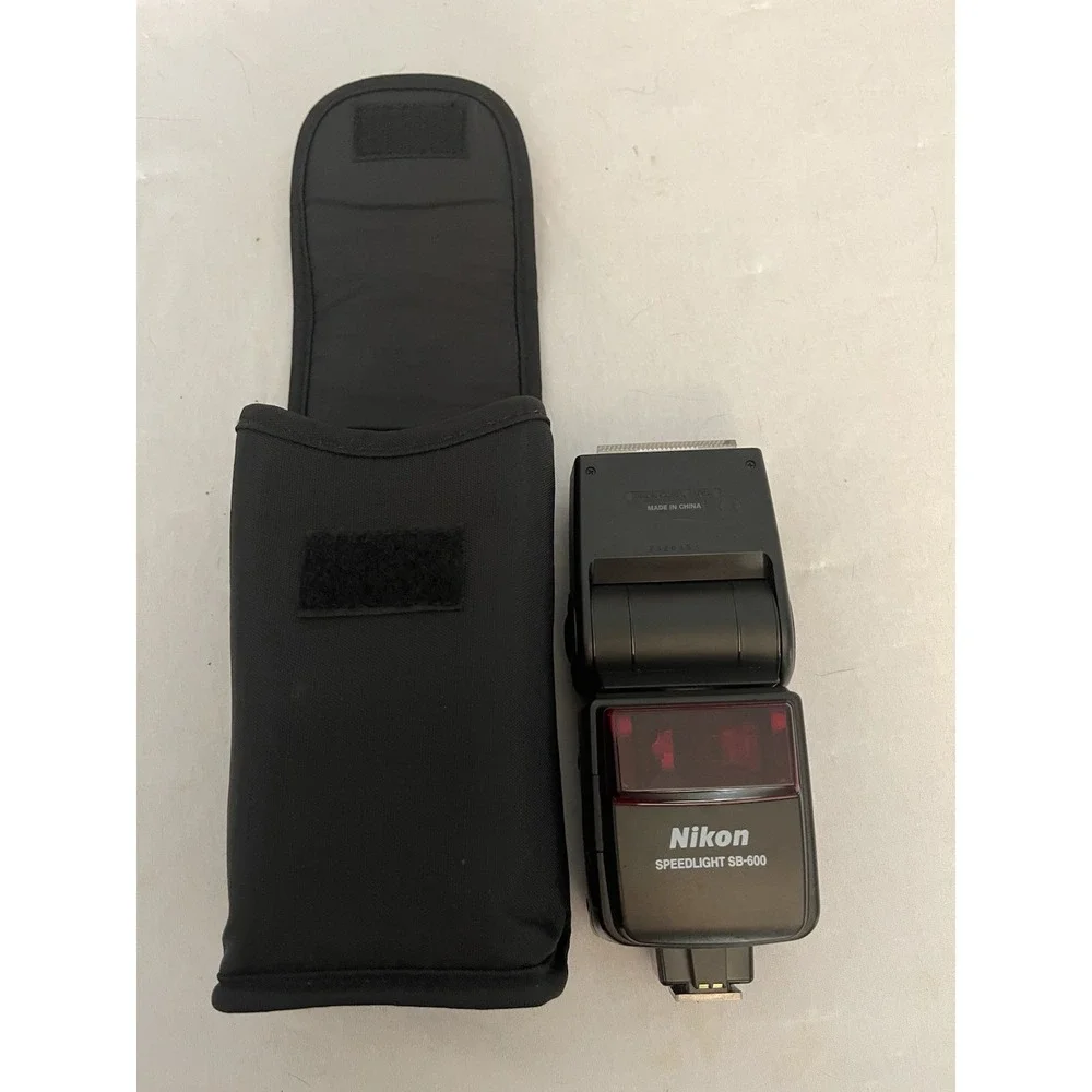 Nikon Speedlight SB-600 Shoe Mount Flash With Case